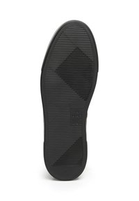 Suola di scarpa in gomma nera con scanalature orizzontali e diagonali per una migliore aderenza, caratterizzata da una punta leggermente arrotondata e un'impronta del logo.
