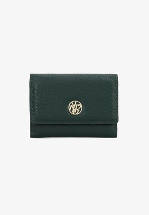 Portafoglio in pelle verde scuro con superficie testurizzata, hardware circolare dorato con logo e design ripiegato.