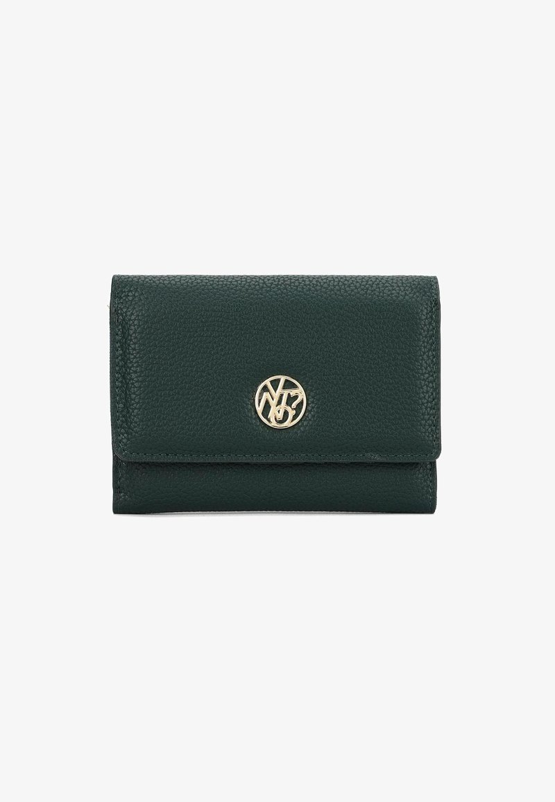 Portafoglio in pelle verde scuro con superficie testurizzata, hardware circolare dorato con logo e design ripiegato.