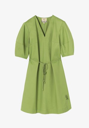 Lys grøn knælængde kjole med V-hals, korte pufærmer, et bundet taljebånd og lille broderidetalje nær kanten.