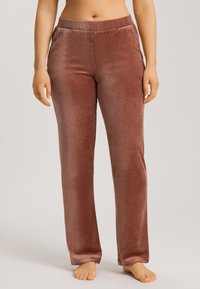 Sametové pohodlné kalhoty v hluboké růžové barvě, s elastickým pasem, rovnými nohavicemi a jemnou texturou.