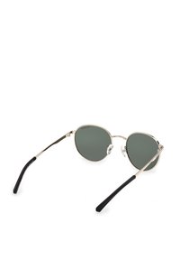 Occhiali da sole rotondi con lenti verdi, montatura in metallo e sottili astine in acetato nero. Naselli regolabili per adattarsi. Design minimalista, senza decorazioni.