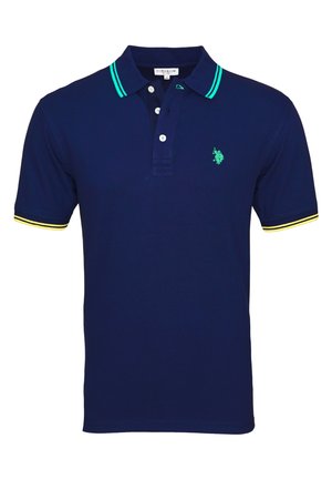 Marineblaues Poloshirt mit grünem Logo, grün gestreiftem Kragen, gelb gestreiften Ärmelbündchen und drei weißen Knöpfen an der Knopfleiste.