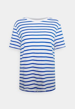 Hvid T-shirt med korte ærmer med jævnt fordelt vandrette blå striber og rund halsudskæring på en ensfarvet baggrund.