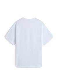 Camiseta de algodón blanca con un corte relajado, mangas cortas y escote redondo, con una textura suave y sin patrones ni acentos visibles.