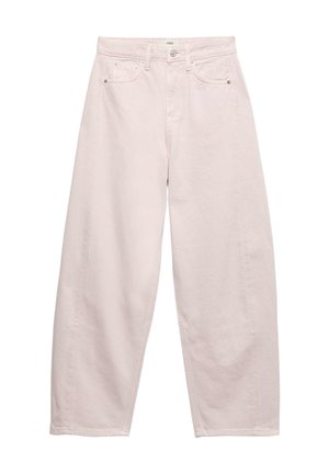 Wijde, hooggesneden lichtroze spijkerbroek met steekzakken aan de voorkant en lussen voor een riem, knoop- en ritssluiting, plat gelegd op een witte achtergrond.