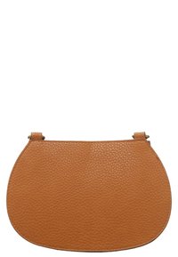 Brązowa skórzana torba o fakturowanej powierzchni, zaokrąglonym kształcie i dwóch górnych paskach. Charakteryzuje się minimalistycznym designem i brakiem widocznych elementów okucia.