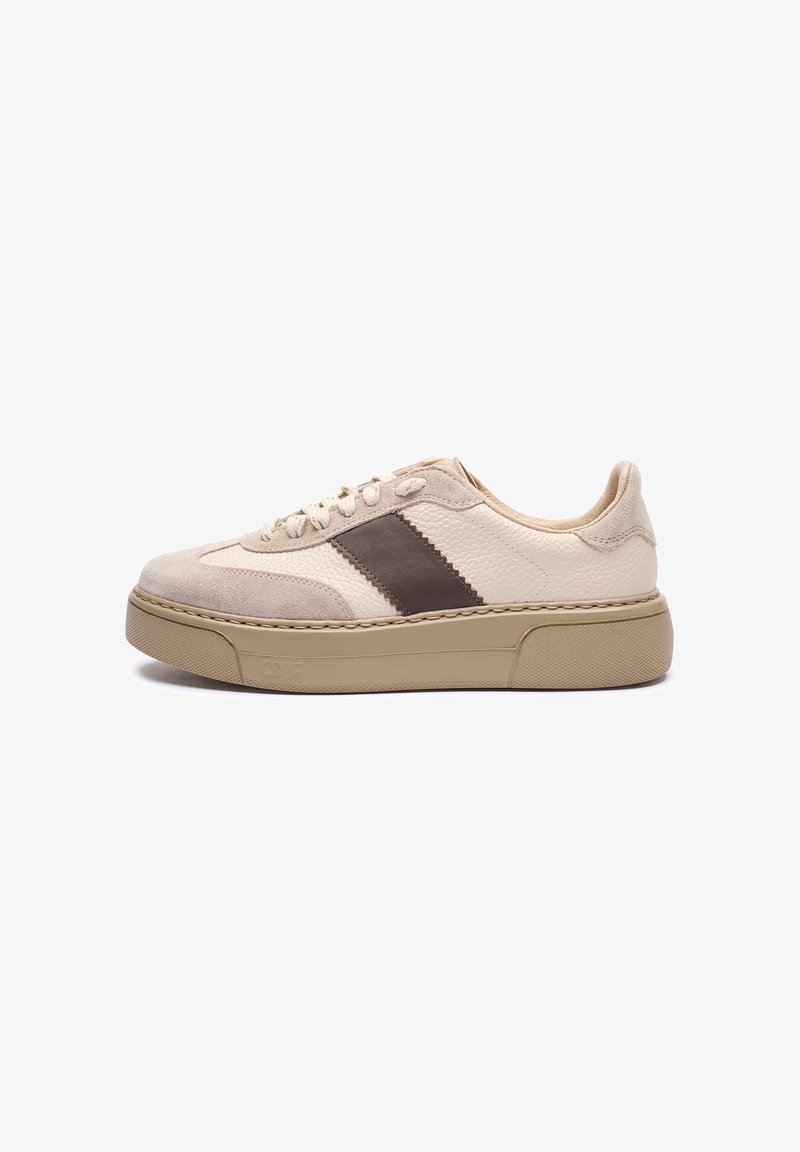 Beige sneaker met een gestructureerde afwerking en een bruine leren streep. Het heeft een dikke zool en een vetersluiting, met een gladde binnenvoering.