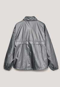 Rückansicht einer silbergrauen, leichten Windjacke mit langen Ärmeln, Stehkragen und elastischen Bündchen.