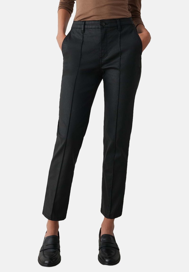 Black trousers with a straight cut, featuring a smooth fabric, front pockets, and a button closure. Paired with black loafers.