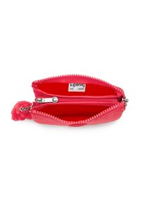 Pochette zippée rouge avec un extérieur texturé, un intérieur doublé et un accent duveteux. Comprend une petite étiquette logo et une tirette de fermeture éclair en forme d'étoile.