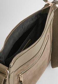 Next POCKET MESSENGER - REGULAR FIT - Rankinė per petį - khaki green