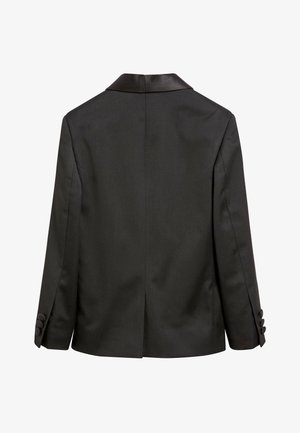 Juodas švarkas su klasikinio dizaino, lygiu audiniu, satino apykakle, trimis mygtukais ant rankovių ir įpjova nugarinėje dalyje, kad būtų patogiau judėti.