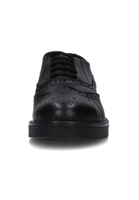 Scarpa oxford nera in pelle con chiusura con lacci, design perforato, punta arrotondata e suola in gomma piatta. Superficie texturizzata con dettagli sui lati.