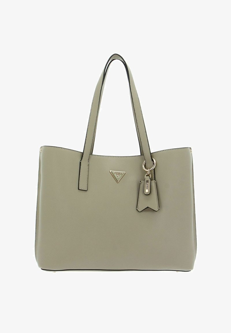 Grå faux læder tote taske med sort kant, to håndtag, et mærke med trekantet logo og et aftageligt bagage-tag. Glat tekstur.