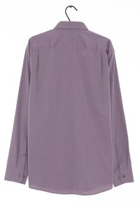 Långärmad skjorta i mjukt lavendelfärgat tyg; har en klassisk krage, knäppte manschetter och en ren baksida utan dekorationer.