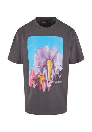 Graues Baumwoll-T-Shirt mit einem bunten floralem Grafikdruck in Rosa- und lila Tönen sowie dem Schriftzug "LOST YOUTH" am unteren Rand.