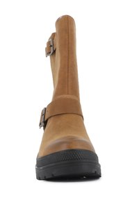 Botte en cuir marron jusqu'au genou avec une finition texturée, dotée d'un détail en boucle et d'une semelle en caoutchouc noire. Bout lisse et silhouette droite.