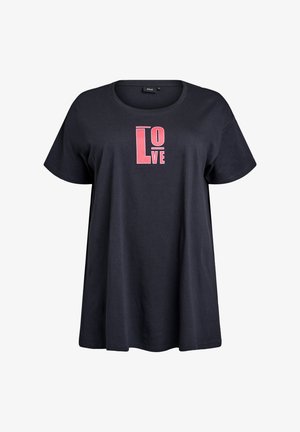 Must tänav tee lühikeste varrukatega pehmest kangast, millel on julged roosa tähega "LOVE". Ümar kaelus, lõdva lõikega ja sile tekstuur.