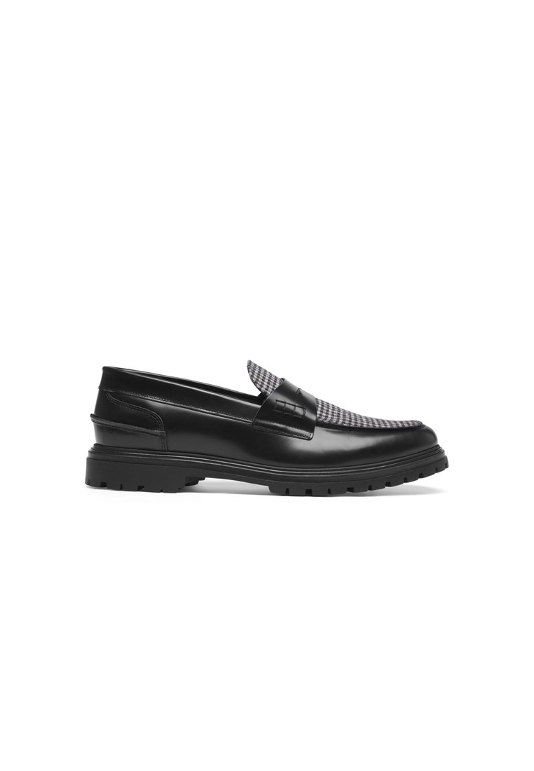 Mustad nahast loafers halli ja musta ruudulise pealmise osaga, millel on madal ja jäme tald ning dekoratiivne rihm.