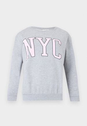 Svetlosivá mikina s dlhým rukávom a veľkými ružovými písmenami "NYC" na hrudi, rebrovanými manžetami a lemom.