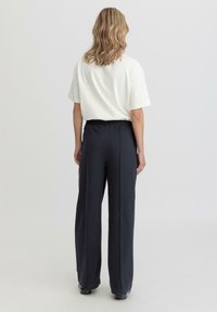 hessnatur RELAXED WIDE   - Housut - marine