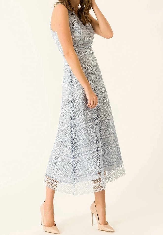 Svetle modré krajkové šaty s upnutým korzetem, A-line siluetou a dekorativními vzory. Doplněné o tělové lodičky.