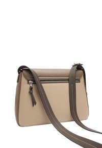 Beżowa skórzana torebka z ciemnobrązowym akcentem, o prostokątnym kształcie, zamykana na zamek, z długim regulowanym paskiem z detalem przeszycia.