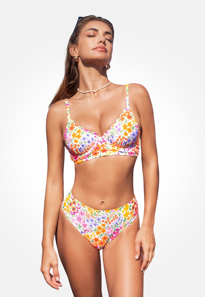 Conjunto de bikini floral que presenta un sujetador con almohadillas y tirantes ajustables, así como braguitas de talle alto, predominantemente en tonos vibrantes de naranja, rosa y púrpura.