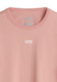 Lichtroze katoenen T-shirt met een ronde hals. Bevat een witte Vans-logo op de borst. Label geeft maat small aan.