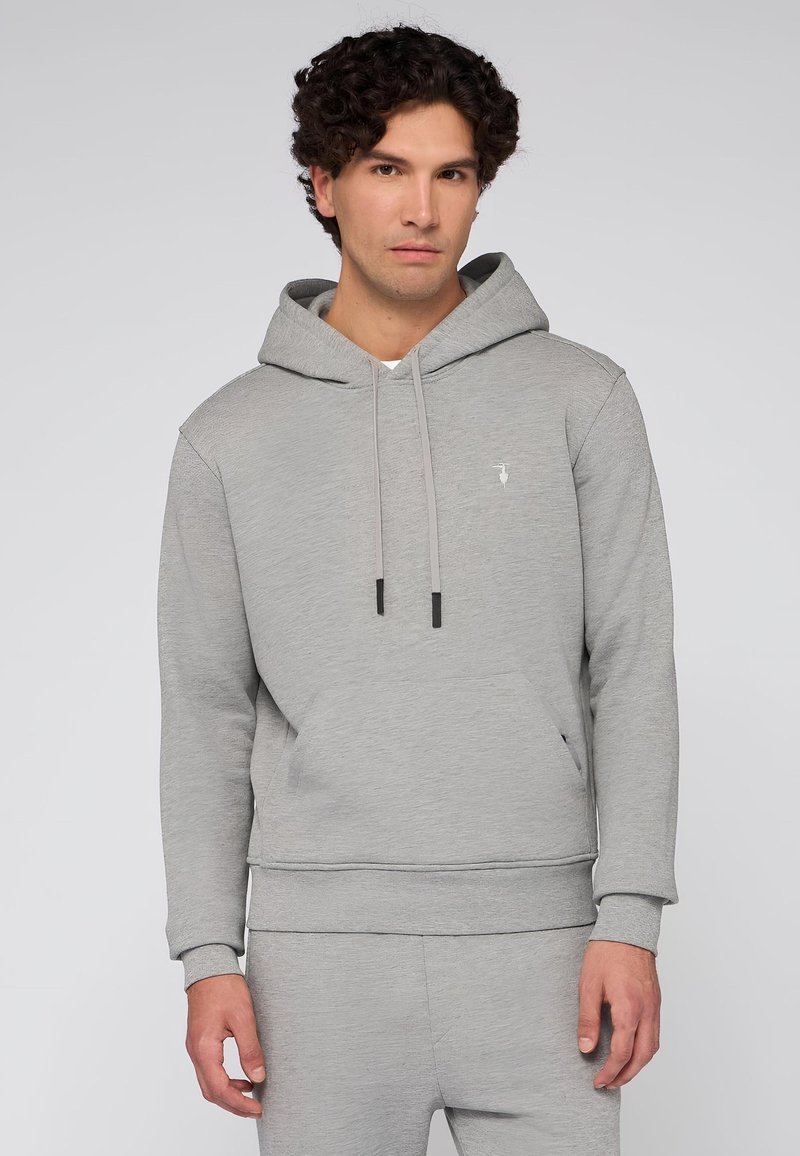 Světle šedá mikina s kapucí vyrobená z měkké látky, obsahující klokaní kapsu, nastavitelné šňůrky a malé logo na hrudi.