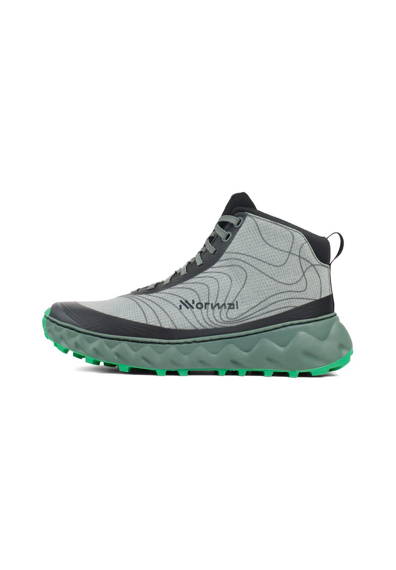 Grijze hoge sportshoe met een gestructureerde bovenkant, groene accenten op de zool en een golfpatroon. Voorzien van een dikke, gevoerde rubberen zool.