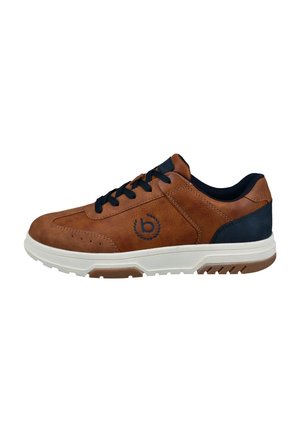 Braune Ledersneaker mit schwarzen Schnürsenkeln, schwarzer Ferse, weißer Sohle und einem runden Logo an der Seite.