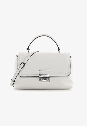 Witte leren handtas met een gestructureerd ontwerp, zilverkleurige hardware, een handvat bovenop en een verstelbare schouderriem. Getextureerde afwerking met klepsluiting.