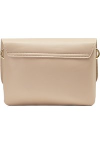 Beige læder clutchtaske med flaplukning og runde hardware-detaljer på hver side. Glat tekstur med et minimalistisk design.