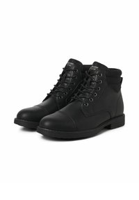 Bottines noires avec une tige en cuir lisse, bout arrondi, design à lacets et col rembourré. Présente des coutures et des accents de talon texturés.