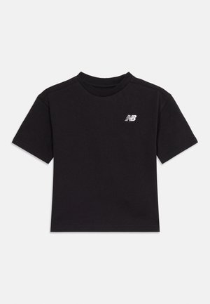 Μαύρο T-shirt με κοντά μανίκια και στρογγυλή λαιμόκοψη, με μικρό λευκό λογότυπο New Balance στο αριστερό στήθος σε απλό φόντο.
