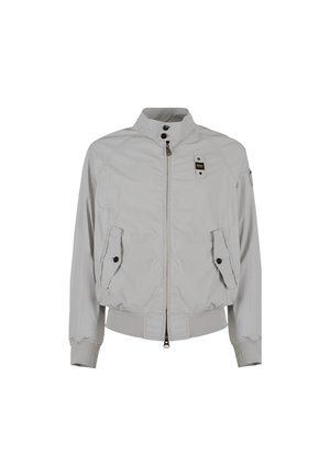 Giacca bomber grigia chiara con colletto alto, zip frontale, due tasche anteriori e polsini elasticizzati. Presenta cuciture sottili e accenti in metallo nero.