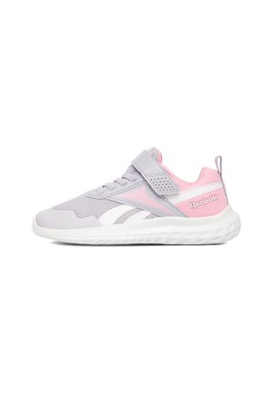 Szare i różowe niskie buty sportowe Reebok z białą podeszwą, siateczkową cholewką, sznurowadłami i rzepem na górze.