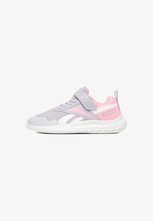Szare i różowe niskie buty sportowe Reebok z białą podeszwą, siateczkową cholewką, sznurowadłami i rzepem na górze.