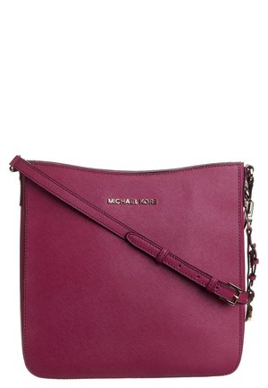 Borsa a tracolla Michael Kors in pelle bordeaux texturizzata. Presenta una tracolla regolabile e un discreto logo sul fronte.