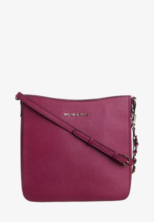 Torebka crossbody Michael Kors z teksturowanej bordowej skóry. Posiada regulowany pasek oraz subtelne detale z logo z przodu.