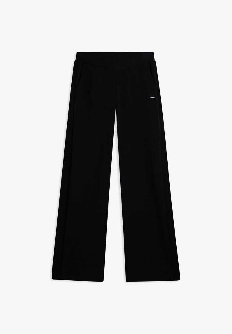 Pantaloni neri a gamba larga realizzati in morbido tessuto, dotati di un elastico in vita, tasche laterali e un sottile dettaglio con logo nella parte frontale.