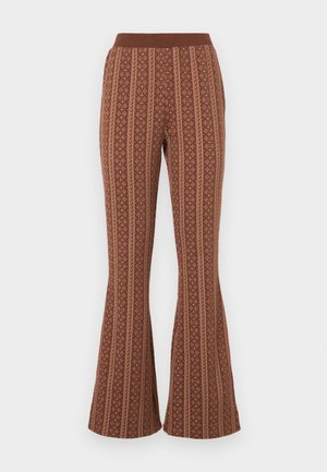 Pantaloni maro evazați cu un design patternat ce prezintă dungi verticale și forme geometrice. Talie elastică, textură moale.