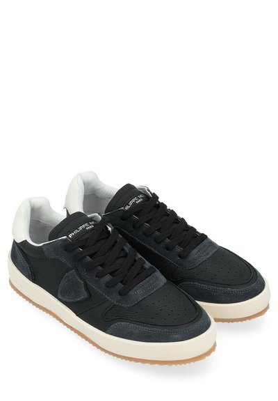 Sneaker basse in pelle nera con accenti in suede grigio, punta rotonda, dettagli perforati, colletto bianco e suola in gomma beige.