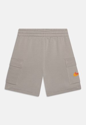 Lysegrå cargoshorts med elastisk talje, sidelommer med klap og lille orange og rød swoosh-logo på højre lomme.