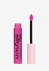 NYX Lip Lingerie XXL in un tubetto rosa vivace con testo nero; include un applicatore a wand nero con punta arrotondata rosa per un'applicazione uniforme.