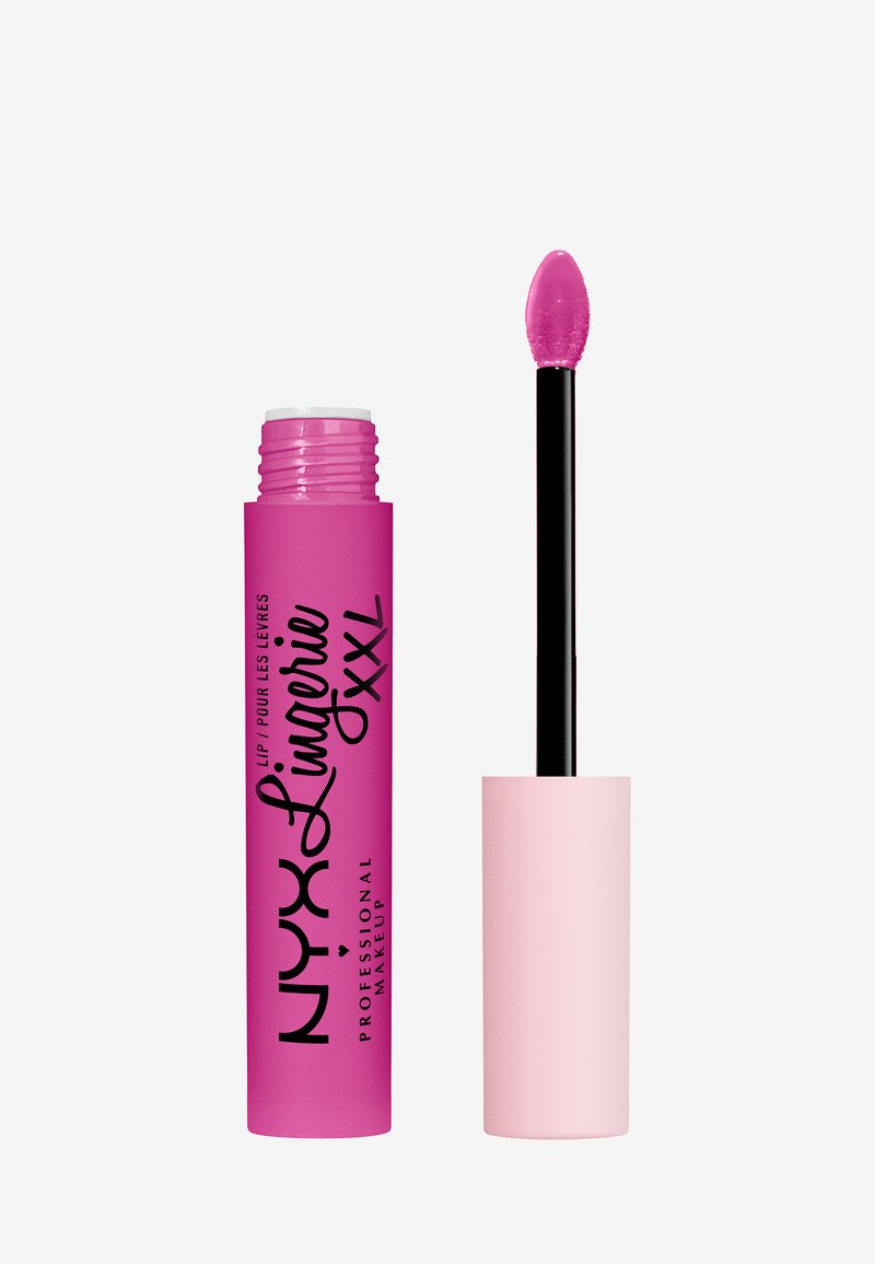NYX Lip Lingerie XXL in un tubetto rosa vivace con testo nero; include un applicatore a wand nero con punta arrotondata rosa per un'applicazione uniforme.