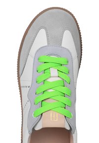 Weiße und graue Sneaker aus strukturiertem Wildleder und Leder mit leuchtend grünen Schnürsenkeln. Gummisohle mit glatter Oberfläche und perforierten Seiten.