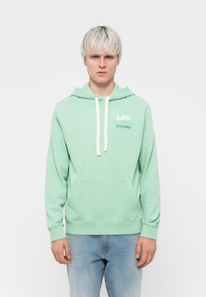 Mintgrønn hettegenser med kengurulomme, snøring i hetten og frontlogo med "Lee" og "Crayola." Myk bomullsmikstur.